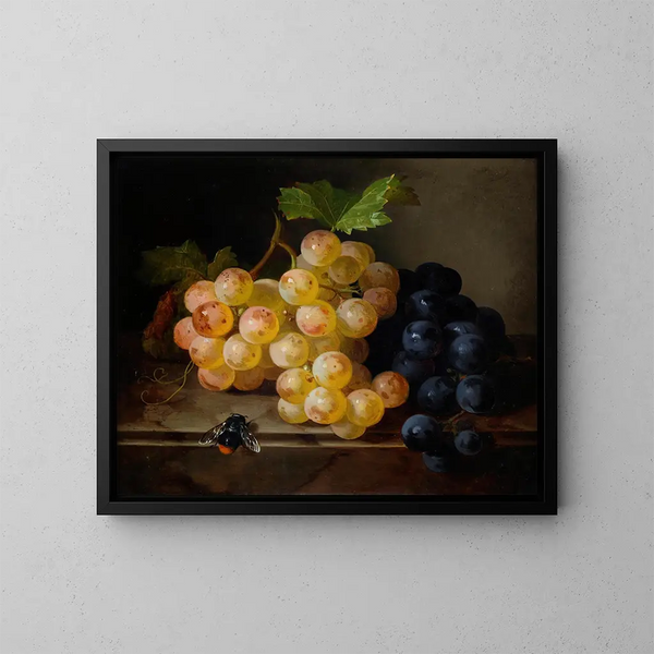 Luontoaiheinen still life viinirypäleiden kanssa mehiläisen kanssa - Andreas Lach — kehystetty taideteos seinällä