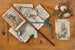 Antonio Cioci still life -kirjaimilla ja muilla esineillä laudalla — näkymä teoksesta