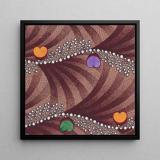 Design textile avec des bandes ondulantes horizontales de perles avec des faisceaux de perles et des cœurs alternés sur un fond d'écailles superposées alternées - Anonymous