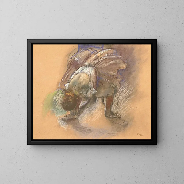 Tanssija säätämässä tossuaan - Edgar Degas — kehystetty taideteos seinällä