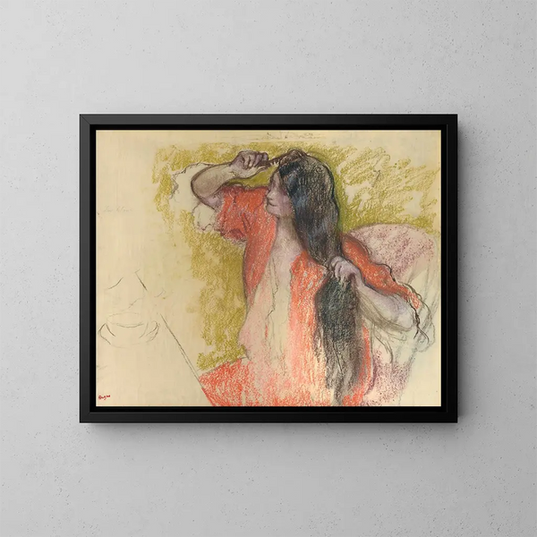 Nainen punaisessa aamutakissa kampaa hiuksiaan - Edgar Degas — kehystetty taideteos seinällä