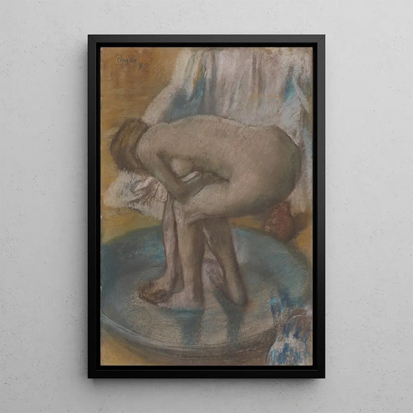 Naista kylvyssä matalassa kylpyammeessa - Edgar Degas — kehystetty taideteos seinällä