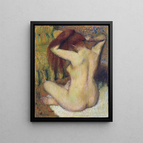 Nainen kampaamassa hiuksia - Edgar Degas — kehystetty taideteos seinällä