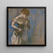 Nainen, joka laittaa korsettiaan - Edgar Degas — kehystetty taideteos seinällä