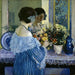 Tytär sinisessä järjestämässä kukkia - Frederick Carl Frieseke — esillä sisätilassa