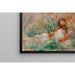 Maalauksen jäljennös Tyttö makaa nurmikolla ja nuori tyttö järjestelee kimppua - Pierre-Auguste Renoir