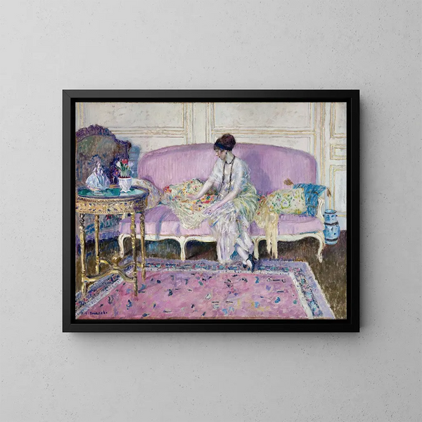 Nainen istuu sohvalla sisätiloissa - Frederick Carl Frieseke — kehystetty taideteos seinällä