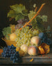 Yksityiskohtainen still life -viivastosta, jossa on viinirypäleitä, persikoita korissa, avattu granaattiomena, luumuja, mustia viinirypäleitä ja lisää persikoita, kaikki marmorialustalla - Jan Frans van Dael — näkymä teoksesta