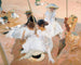 Sous le auvent sur la plage de Zarauz - Joaquín Sorolla — näkymä teoksesta