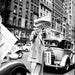 Sosiaalisen oikeuden lehti myynnissä New Yorkin kaduilla - Dorothea Lange