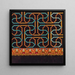 Motifs géométriques labyrinthiques en marron, bleu, vert et jaune sur fond noir - Anonyme — kehystetty taideteos seinällä