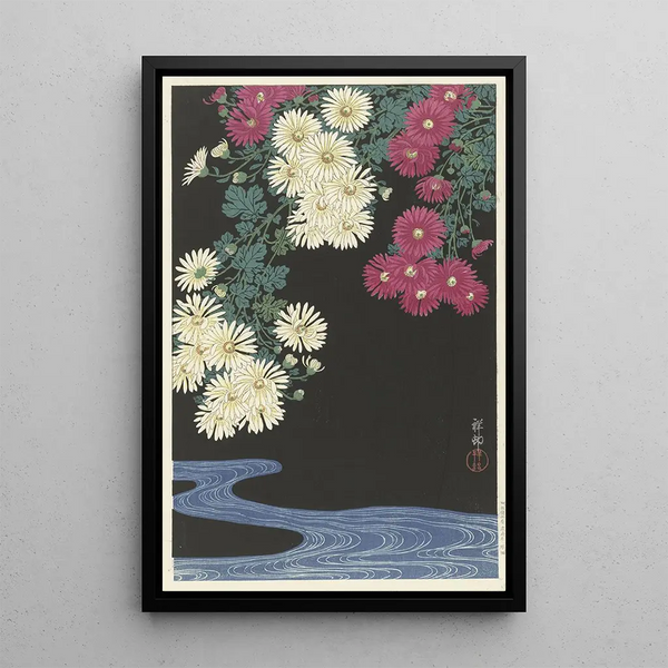 Krysanteemit ja virtaava vesi | Ohara Koson — kehystetty taideteos seinällä