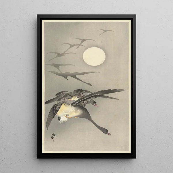 Joutsenet täysikuun loisteessa - Ohara Koson — kehystetty taideteos seinällä