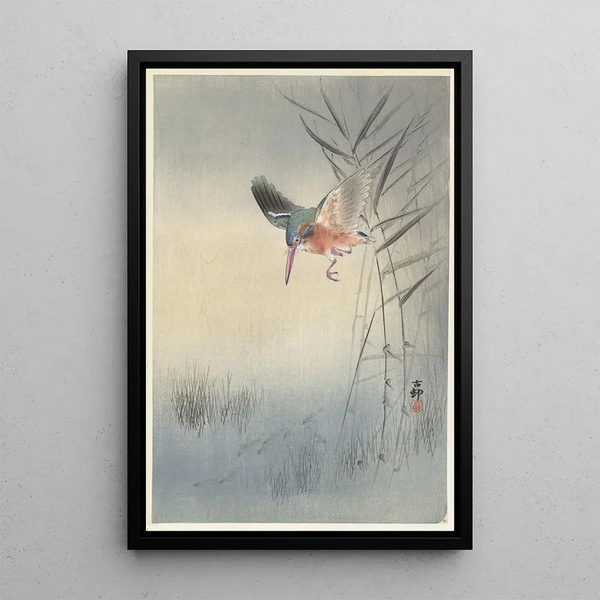 kalatiainen kalastamassa kalaa - Ohara Koson — kehystetty taideteos seinällä