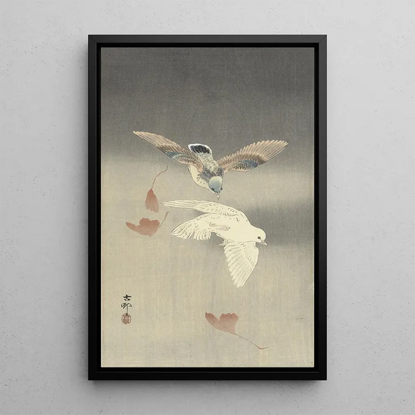 Kaksi kyyhkyä ginkgo-lehtien pudotessa - Ohara Koson — kehystetty taideteos seinällä