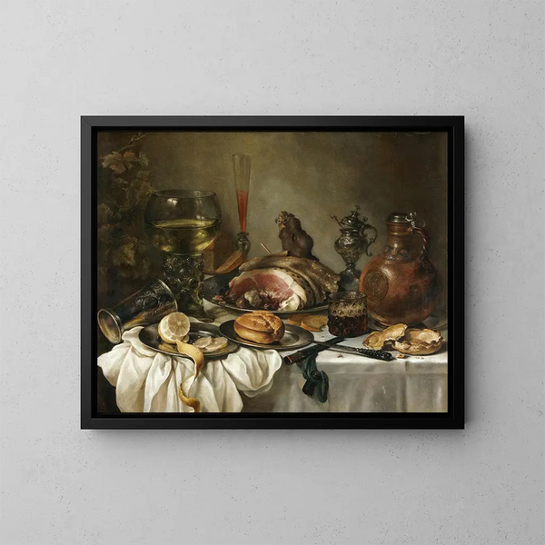 Luontoaiheinen maalaus still life roemeristä, saviastiastasta, kumoutuneesta hopeapikarista, kinkusta ja muista esineistä aseteltuna pöytäliinalle - Pieter Claesz — kehystetty taideteos seinällä