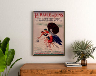Bretagne-vintag-juliste – La Baule-les-Pins, kehystetty puurasian yläpuolelle kasvien väliin.