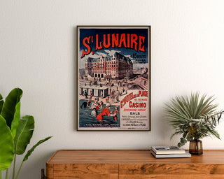 Vintage-juliste Bretagnessa – Saint-Lunaire, merikylpylä, kehystetty puupöydän yläpuolelle, viherkasvien välissä.