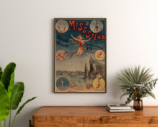Vintagijuliste sirkus Miss Stena, Absalonin lasku, kehystettynä puukomuutin yläpuolella kasvien välissä.