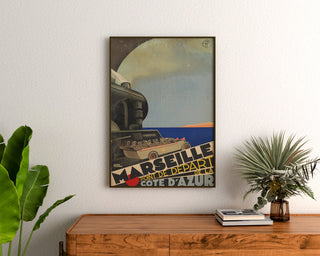 Vintageseinäjuliste Marseille – Côte d’Azur – Roger Broders, kehystetty puukomodin yläpuolelle kasvien väliin.