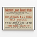 Menton Lawn Tennis Club -juliste, ohuessa kehyksessä vaalealla seinällä.