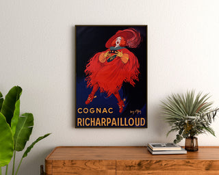 Vintagemainosjulkisivu Cognac Richarpailloud, kehystetty puukaapin yläpuolelle kasvien väliin.