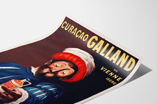 Vintagemainosjuliste Curaçao Galland, esitetty kaartuvalla paperilla perspektiivissä.
