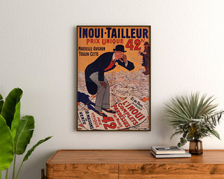 Mainosjuliste vintage Inoui-Tailleur, kehystetty lipaston yläpuolella, kasvien välissä.