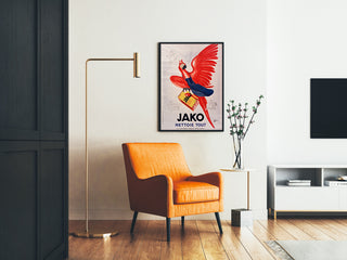 Vintagemainosjuliste Jako nettoie tout, kehystetty olohuoneessa oranssin nojatuolin ja lattiavalaisimen kanssa.