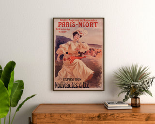 Mainosjuliste vintage Paris-Niort, kesän uutuudet, kehystetty lipaston yläpuolella, kasvien välissä.