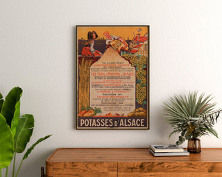 Vintageseinäjuliste Potasses d’Alsace -mainosjuliste, kehystetty puulaatikon yläpuolelle kasvien väliin.