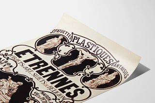 Vintagetyylinen mainosjuliste Verdun, patsaiden ja lahjojen aihe, esillä kaartuvalla paperiarkilla perspektiivistä nähtynä.