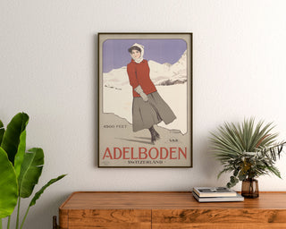 Sveitsin vintageseinäjuliste – Adelboden – Carlo Pellegrini, 1905, kehystetty puukomodin yläpuolelle kasvien väliin.