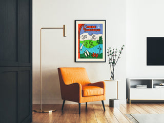Vintagematkailujuliste – L’Ain touristique, kehystetty olohuoneeseen oranssin nojatuolin ja lattiavalaisimen kanssa.