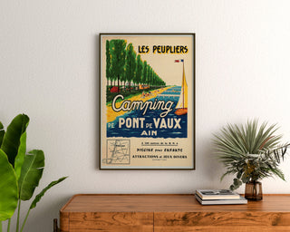 Vintagematkailujuliste – Les Peupliers, Pont-de-Vauxin leirintäalue, kehystetty puukommodin yläpuolelle kasvien väliin.