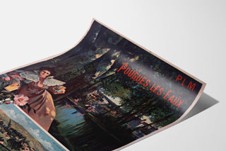 Vintagetyylinen matkailujuliste – Pougues-les-Eaux, PLM, esillä kaartuvalla paperiarkilla perspektiivistä nähtynä.