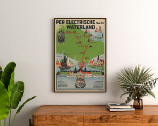 Vintage-matkailujuliste – Waterland, raitiovaunu, kehystettynä puisella lipastolla kasvien välissä.