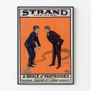 Vintage-juliste A Brace of Partridges, Strand Theatre, ohuessa kehyksessä vaalealla seinällä.