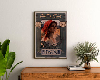 Vintage-juliste Amica, ooppera, kehystetty puukaapin yläpuolelle kasvien väliin.