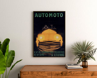 Vintag-juliste Automoto, Saint-Étienne, kehystetty puurasian yläpuolelle kasvien väliin.