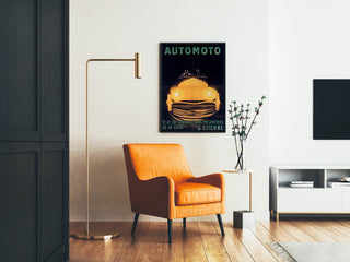 Vintag-juliste Automoto, Saint-Étienne, kehystetty olohuoneessa oranssin nojatuolin ja lattiavalaisimen vieressä.