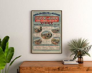 Vintage-juliste Auvergne, retket PLM, kehystettynä puukomodin yläpuolelle kasvien väliin.