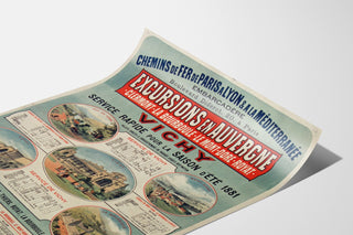 Vintage-juliste Auvergne, retket PLM, esillä kaartuvalla arkilla perspektiivistä kuvattuna.