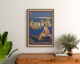 Vintage-juliste Cannes, les sports élégants, kehystetty puulaatikon yläpuolelle, kasvien välissä.