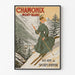 Vintagetyylinen Chamonix-juliste, 60 ans de sports d’hiver, ohutkehyksessä vaalealla seinällä.