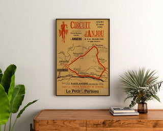 Vintageseinäjuliste Circuit d’Anjou, vaellus, kehystetty komodin yläpuolella, kasvien välissä.