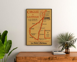 Vintag-juliste Circuit du Gâtinais, vaellus, kehystetty puurasian yläpuolelle kasvien väliin.