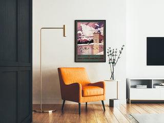 Vintageseinäjuliste Font-Romeu, talviurheilu, kehystetty olohuoneessa oranssin nojatuolin ja lattiavalaisimen kanssa.