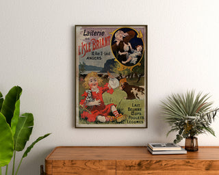 Vintageseinäjuliste Laiterie de l’Isle Briant, Angers, kehystetty komodin yläpuolella, kasvien välissä.