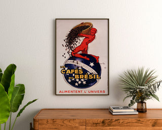 Vintagijuliste Les Cafés du Brésil, kehystettynä puukomuutin yläpuolella kasvien välissä.